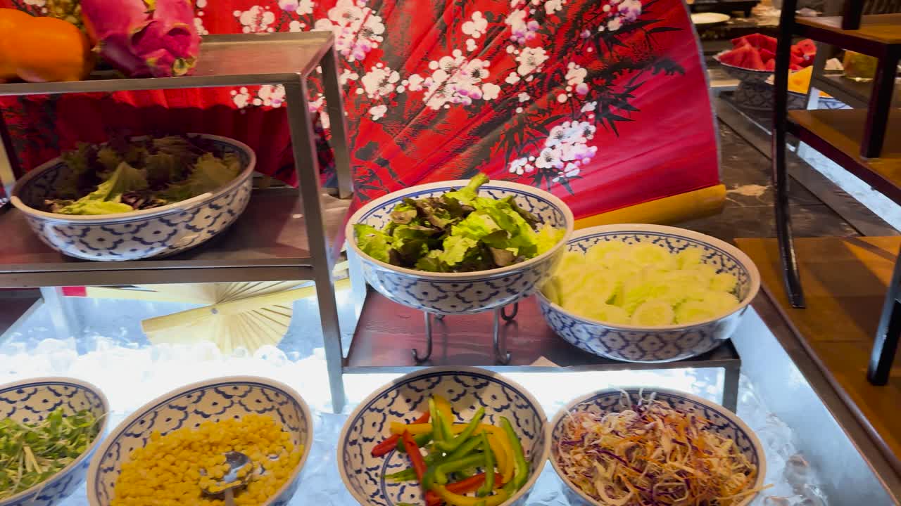 다양한 채소와 함께 러드 바