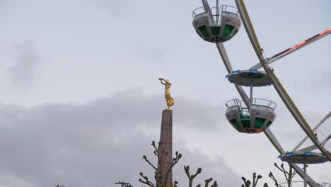 Rueda-De-La-Fortuna-Junto-A-La-Estatua-De-La-Dama-Dorada-En-Navidad-En-El-Centro-De-La-Ciudad-De-Luxemburgo