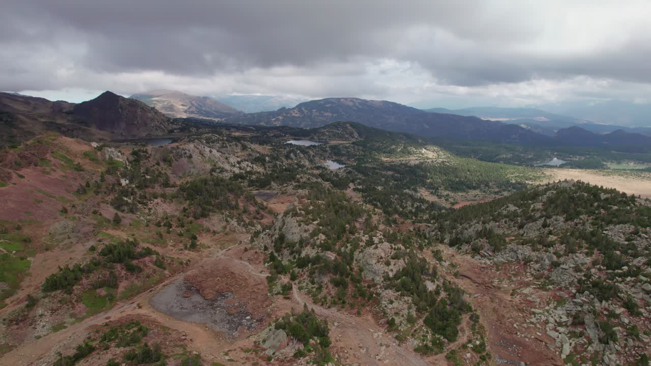 Vista aerea dei sentieri escursionistici e dei laghi del Carlit in autunno sui monti Pirenei francesi