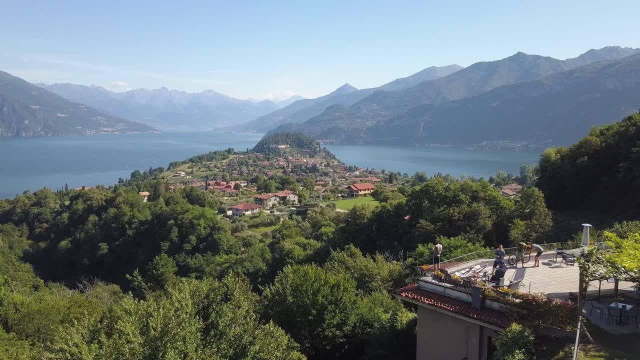 villa de lujo en italia con un grupo de amigos en la terraza del lago en las montañas, lago di como, bellagio