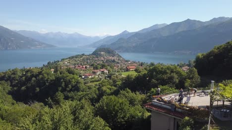 Villa-De-Lujo-En-Italia-Con-Un-Grupo-De-Amigos-En-La-Terraza-Del-Lago-En-Las-Montañas,-Lago-Di-Como,-Bellagio