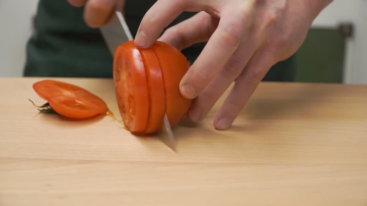 토마토를 잘라내는 것