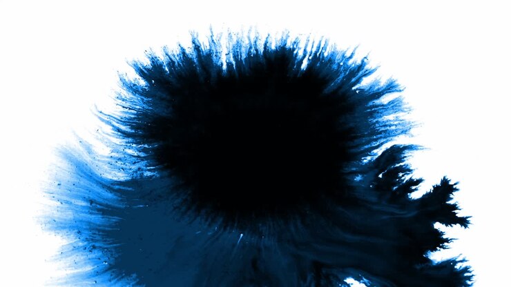 Schizzi e macchie di inchiostro blu cobalto che si diffondono su sfondo bianco
