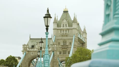 Hito-Del-Puente-De-Londres-En-El-Centro-De-Londres-Cerca-De-Un-Cielo-Nublado