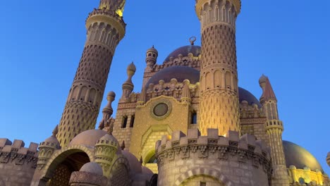 mezquita sahaba en sharm el sheikh en egipto durante la noche