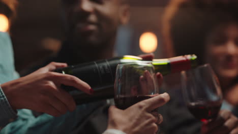grupo diverso de amigos bebiendo vino divirtiéndose en el restaurante charlando compartiendo celebración disfrutando de la socialización por la noche reunión de reunión