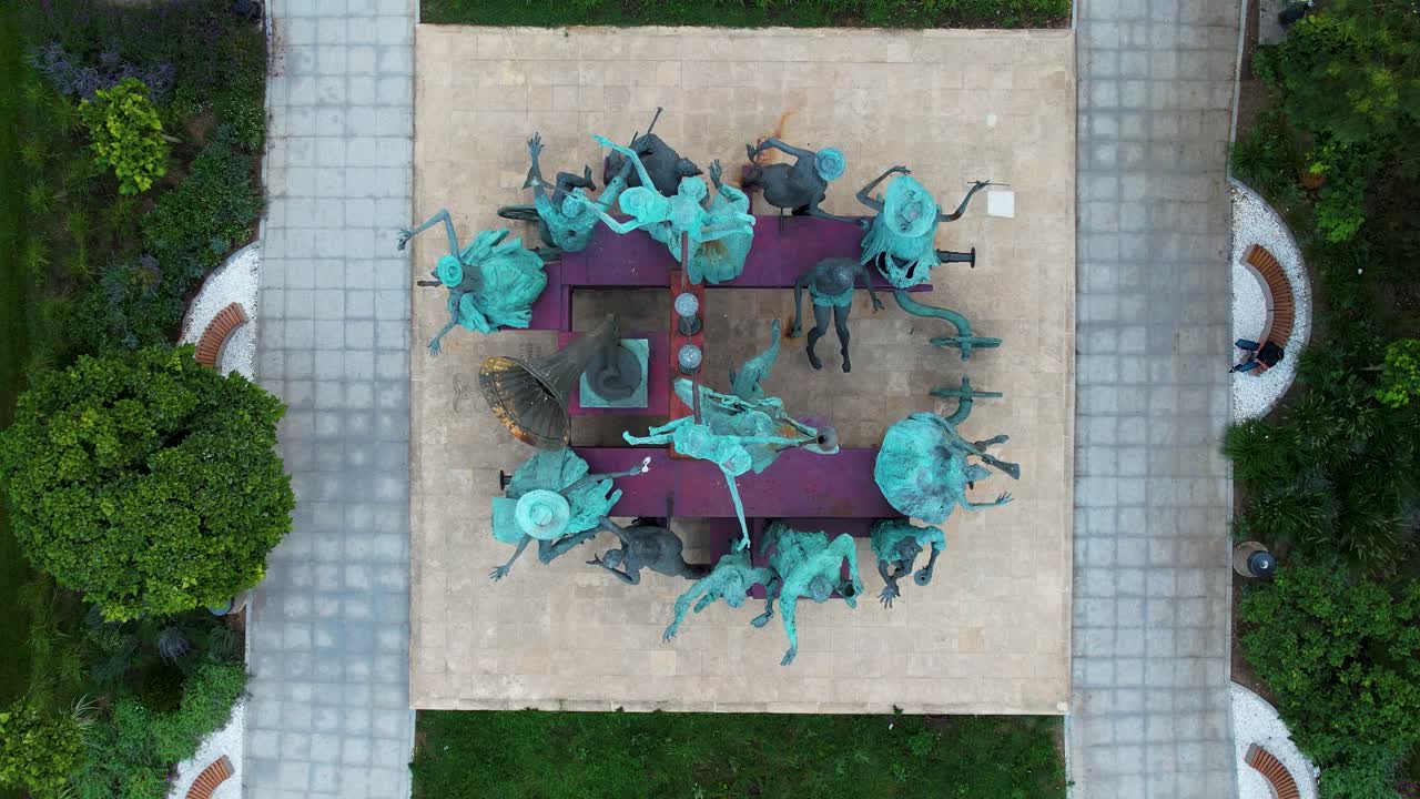 루마니아 부쿠레슈티 의 국립 극장 공원 과 동상 들 을 위 에서 내려다보는 모습