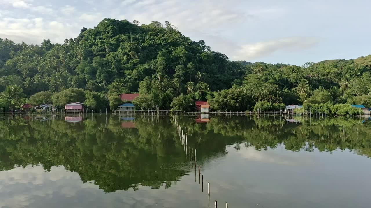 fotografía aérea de un avión no tripulado volando sobre aguas tranquilas en una granja de camarones en la ciudad de surigao, filipinas durante el día