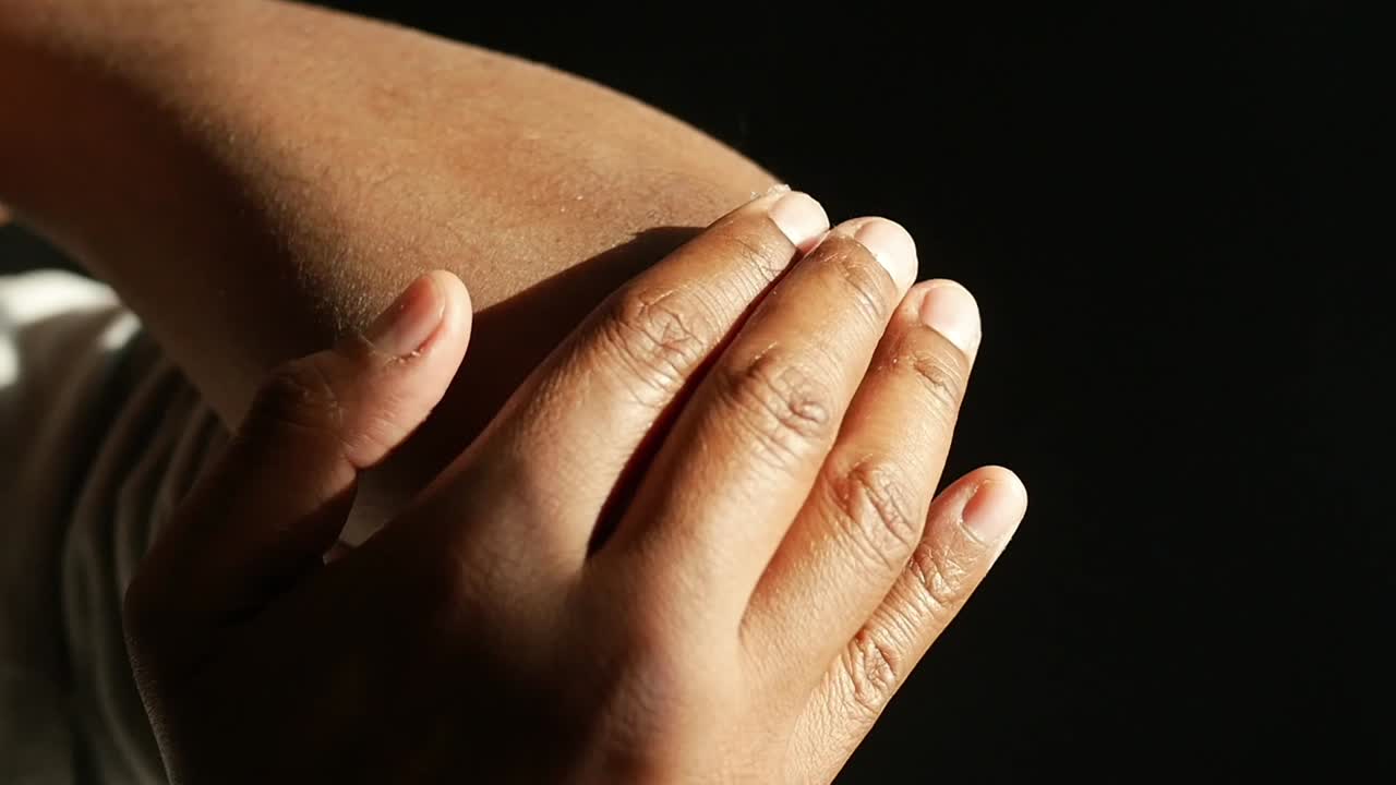 팔꿈치에 로션을 적용하는 것