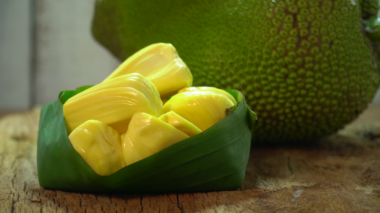 la jackfruit es una deliciosa fruta tropical, la jackfrut es una fruta exótica cultivada en regiones tropicales del mundo en una mesa de madera con espacio de copia.