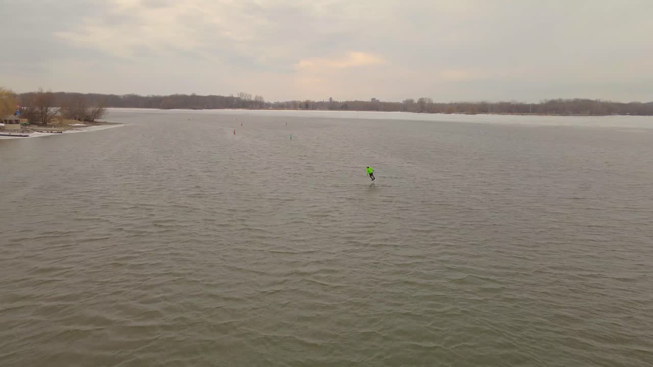 joven montando una tabla de hidroala