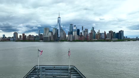 el horizonte de la ciudad de nueva york con banderas estadounidenses