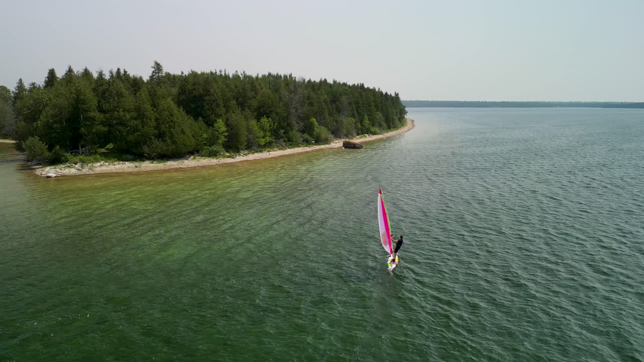 vista aérea de un windsurfista a lo largo de la costa del lago huron, michigan