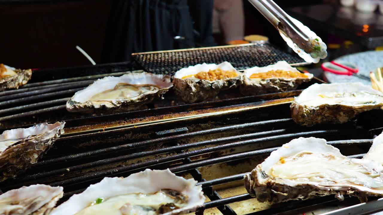 길거리 음식 상점 에서 김 을 하고 있는 오스트리