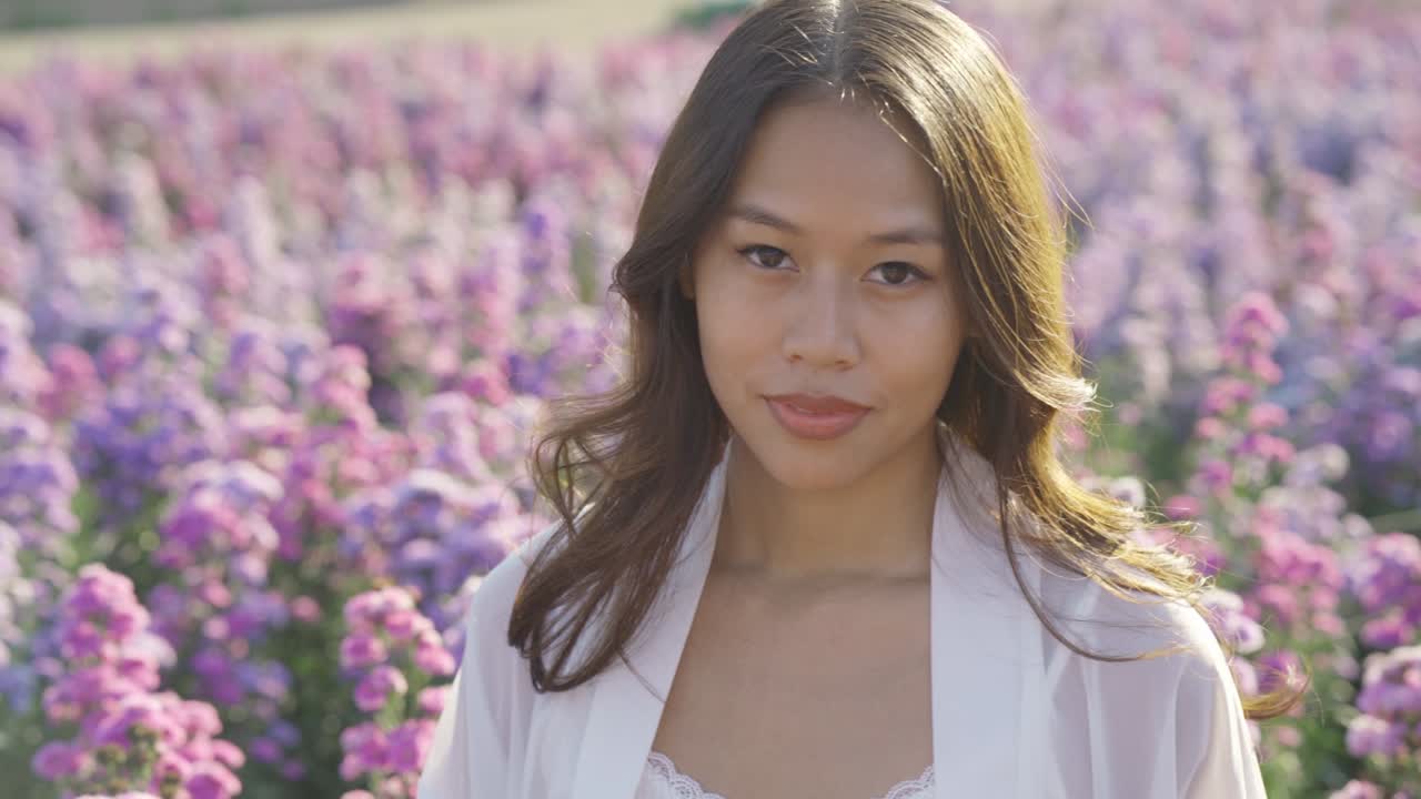 꽃에서 즐겁게 놀고 있는 행복한 태국 여자