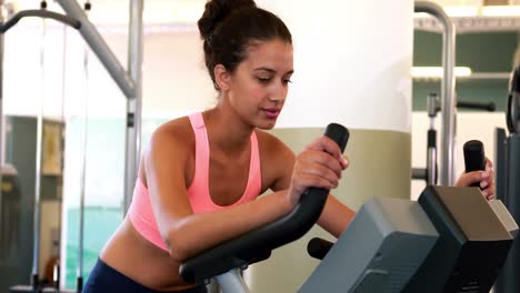 bruneta en forma trabajando en la bicicleta de ejercicio