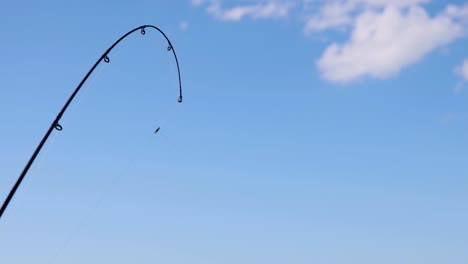 flexión de la caña de pesca bajo tensión