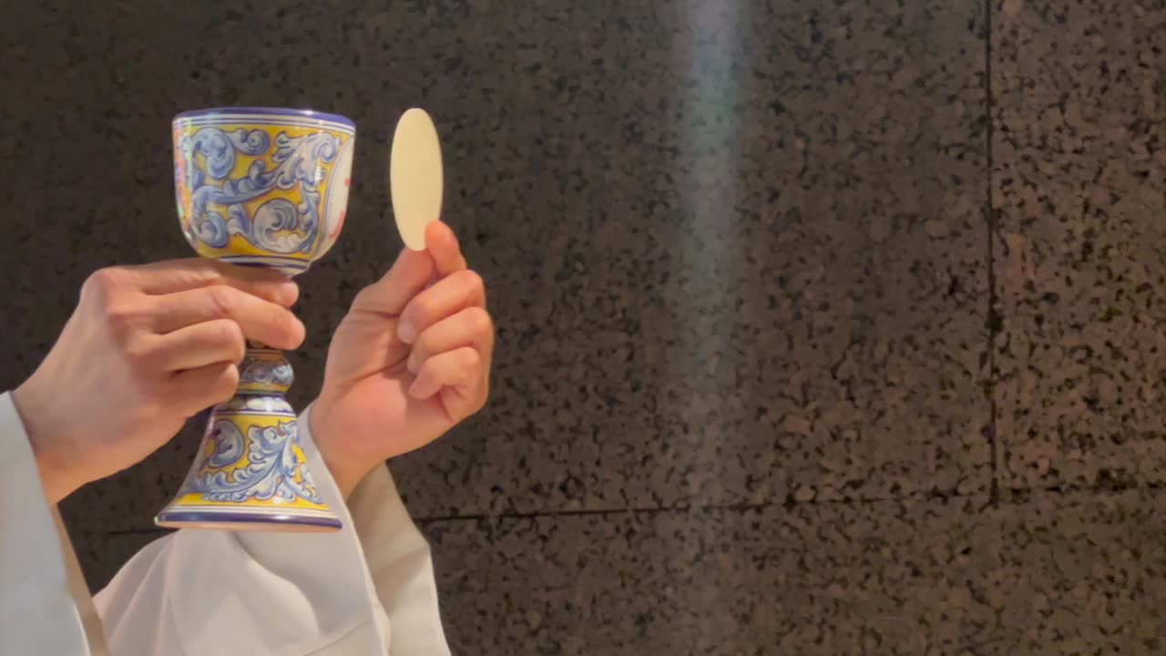 Jesus in life, it is his service that accompanies each Eucharist, in the consecration the promise of God that really remained in the bread and wine, with the love