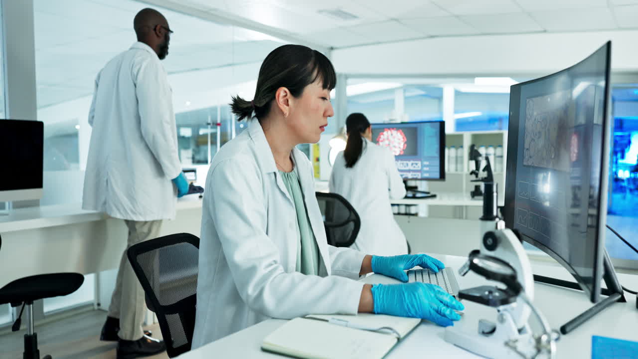 Computer, medico o scienziato che scrive