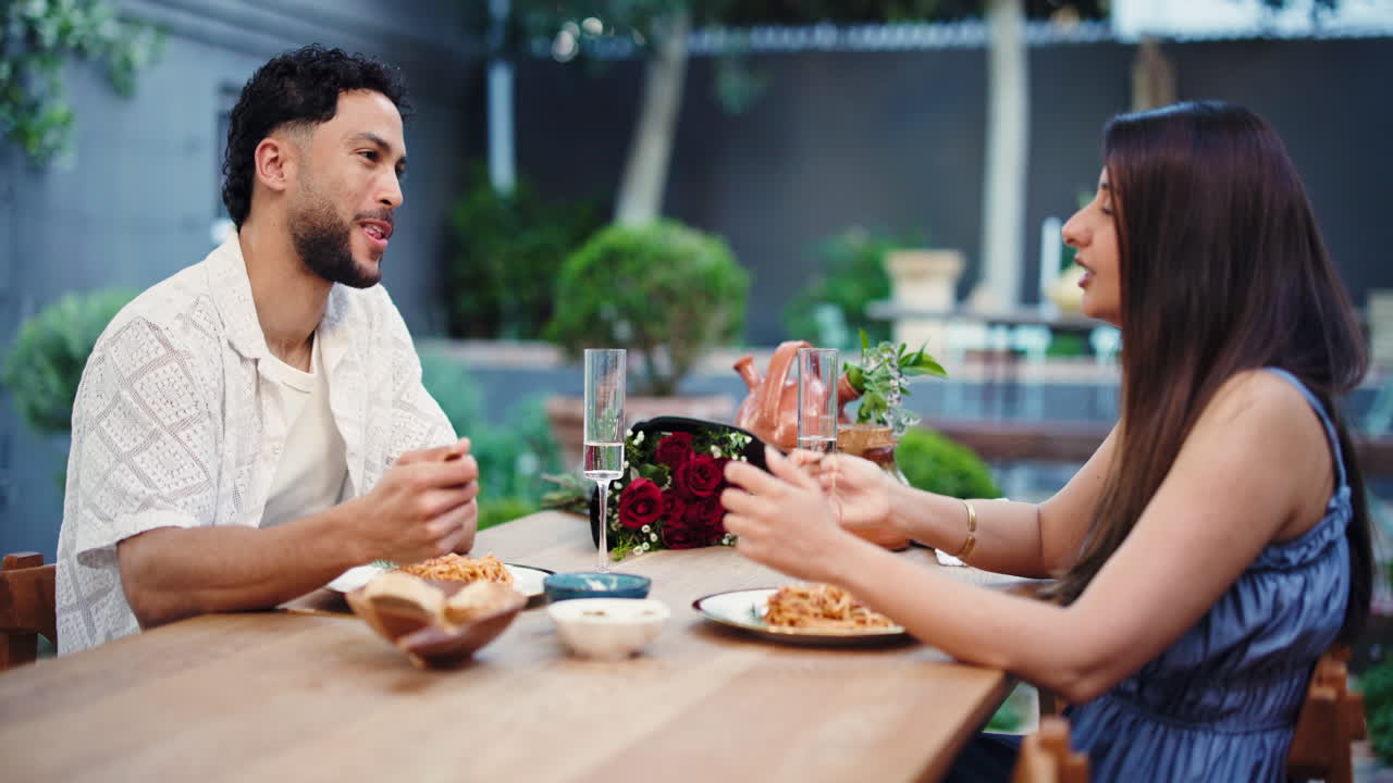 Giovane coppia a cena romantica e conversazione all'aperto
