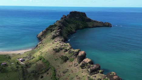 vista aérea de un espectacular paisaje costero con un promontorio rocoso rodeado por el océano