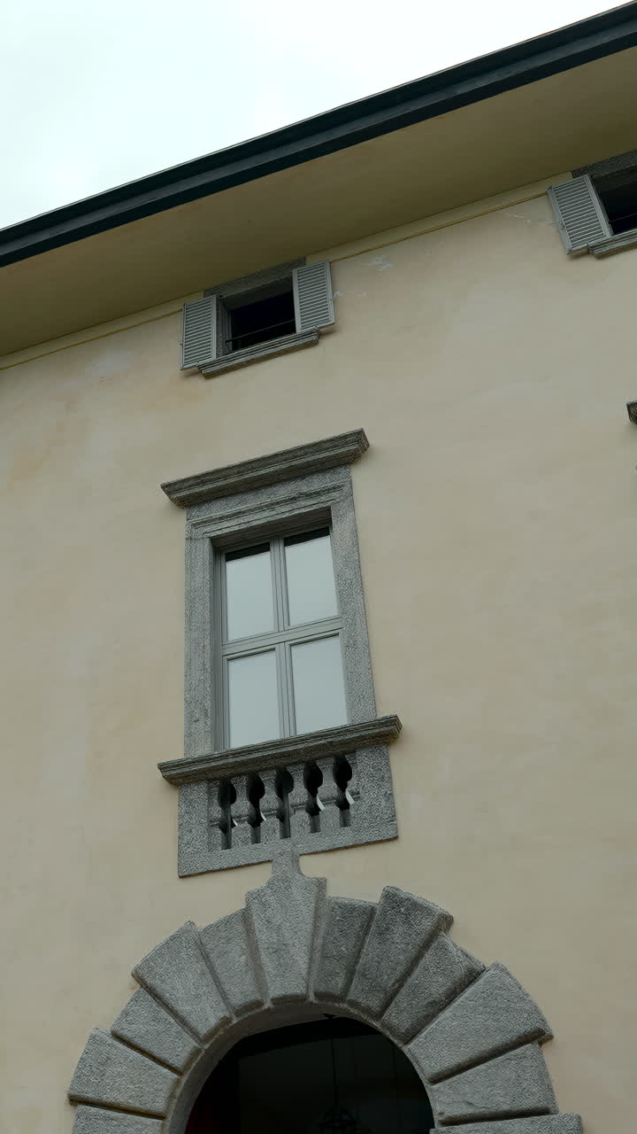 Esterno di un edificio con finestre e dettagli in pietra