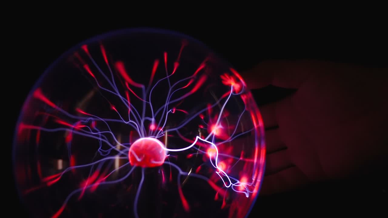 energía dentro de la bola de plasma moviéndose junto con los dedos en estonia