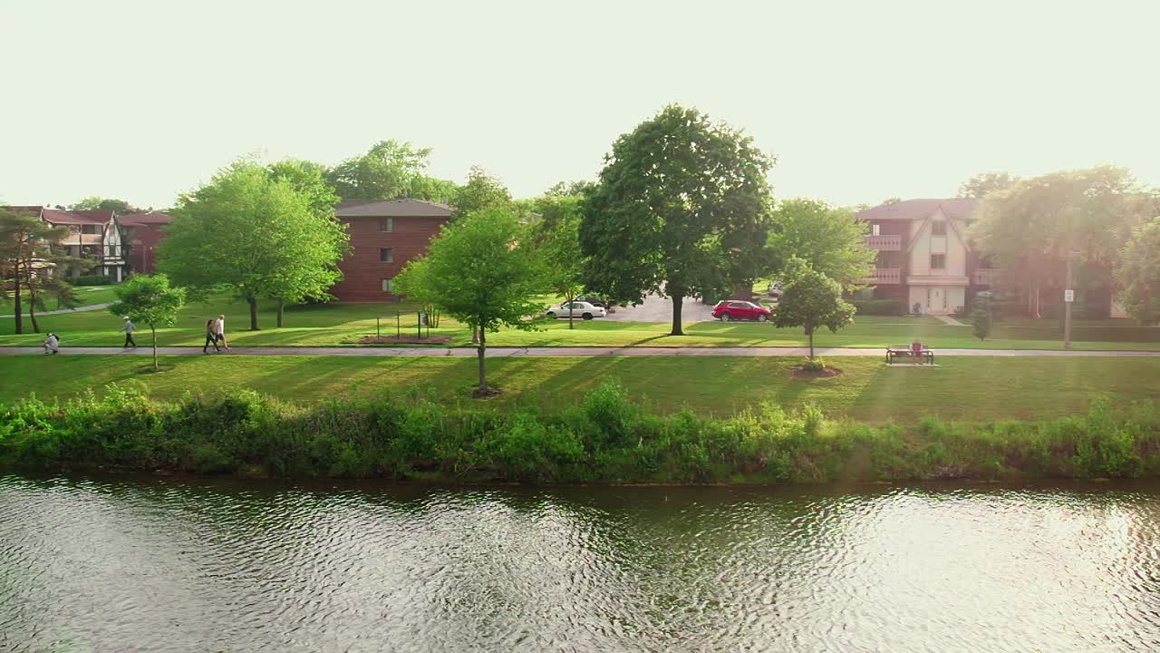 버논 힐스 일리노이 미국에서 세기의 공원 빅 베어 호수 위의 느린 움직임의 공중