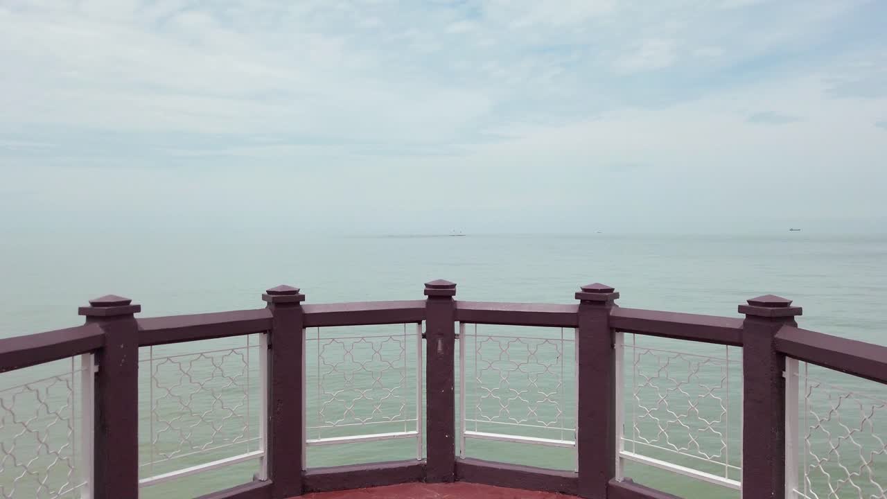 바다 가장자리에 있는  ⁇ 은 발코니 같은 구조에서 시작하여 하늘을 향해 올라가는 영화 속 속속 영상