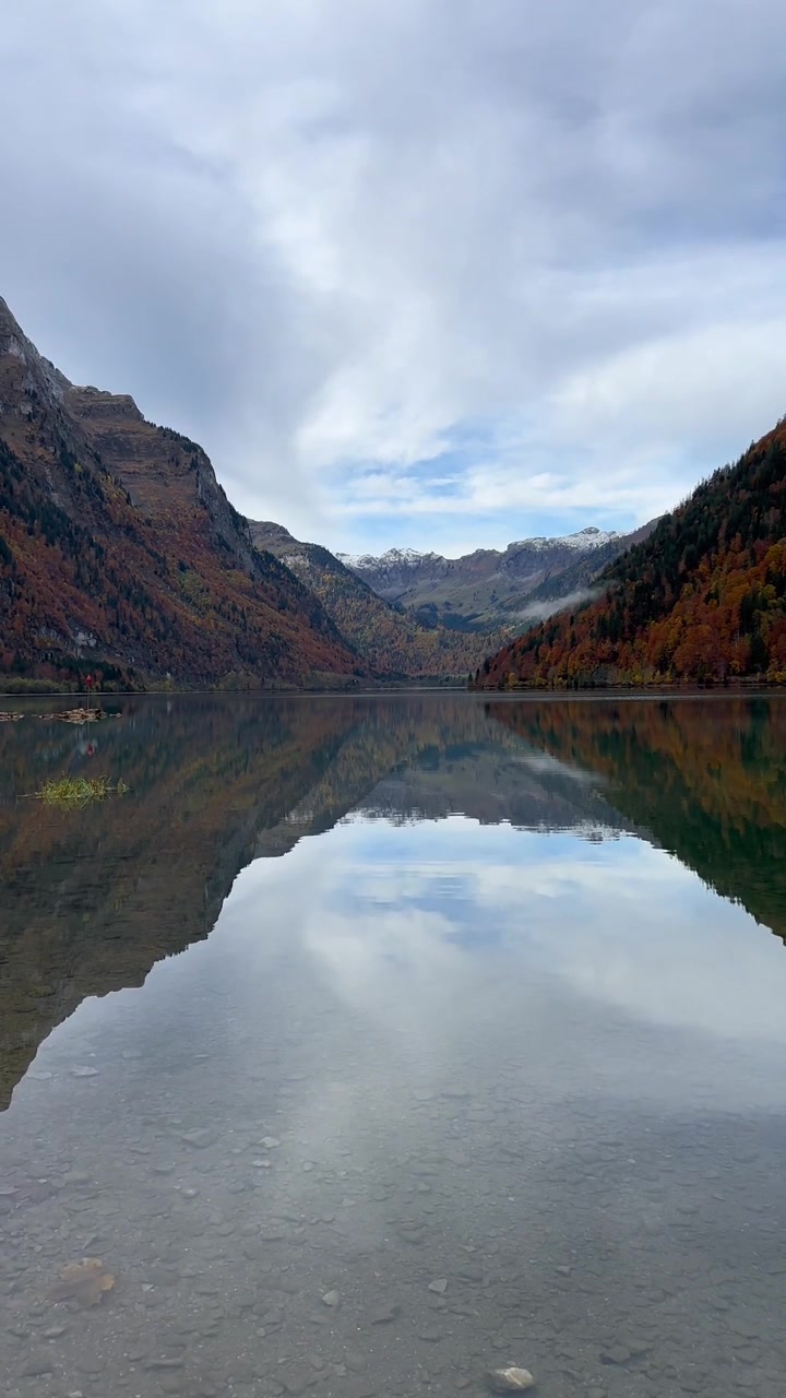 Efterårsnatur Klöntal-søen Klöntalersee landskab Schweiz schweizisk alpescene, vertikal video.