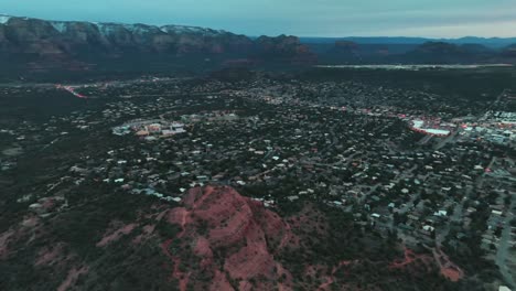 Panoramic-View-Of-Desert-Town-Of-Sedona-On-A-Cloudy-Sunset-In-Arizona,-USA