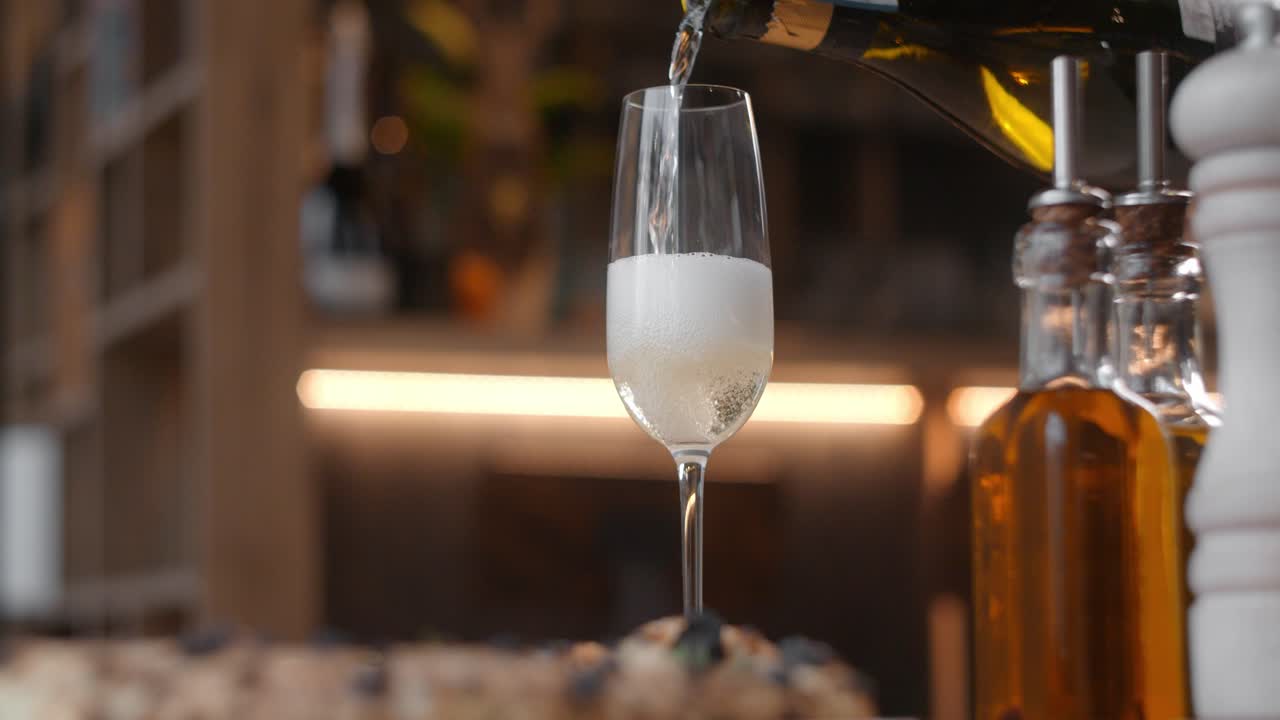 Champagne versato in un flûte