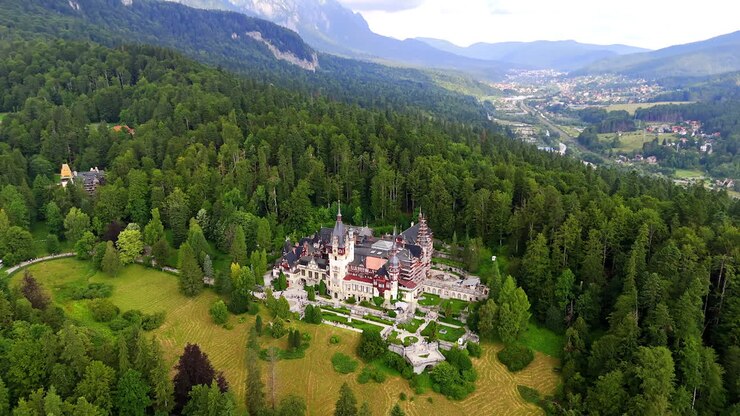 Panorama del meraviglioso castello di Peleș nella regione dei Carpazi, in Romania. Area residenziale nella valle montana sullo sfondo