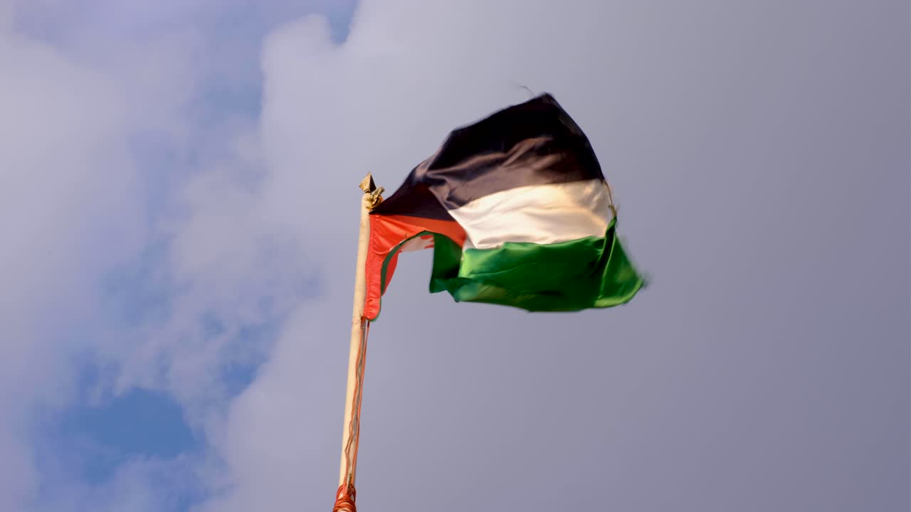 bandera jordana ondeando y aleteando en una brisa en la ciudad capital de amman en el país de jordania