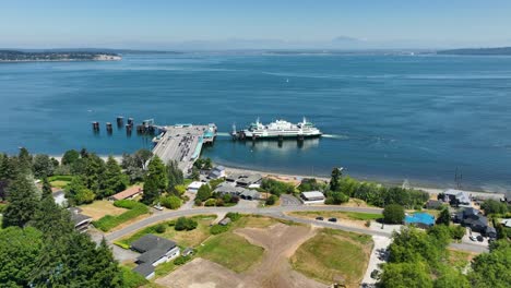 Amplia-Toma-Aérea-De-La-Terminal-De-Ferry-De-Clinton-En-Acción-En-La-Isla-Whidbey