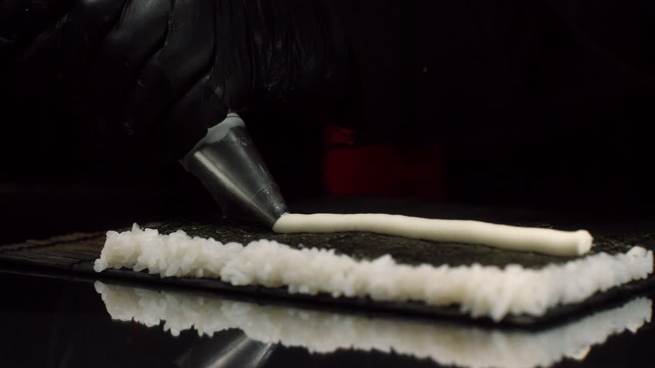 chef haciendo un rollo de sushi