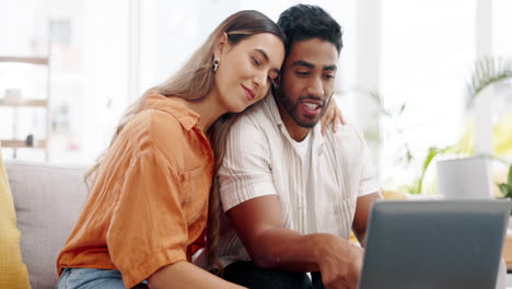 pareja feliz onda en la computadora portátil