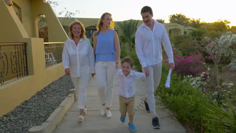 familia caminando por el área de vacaciones por la noche