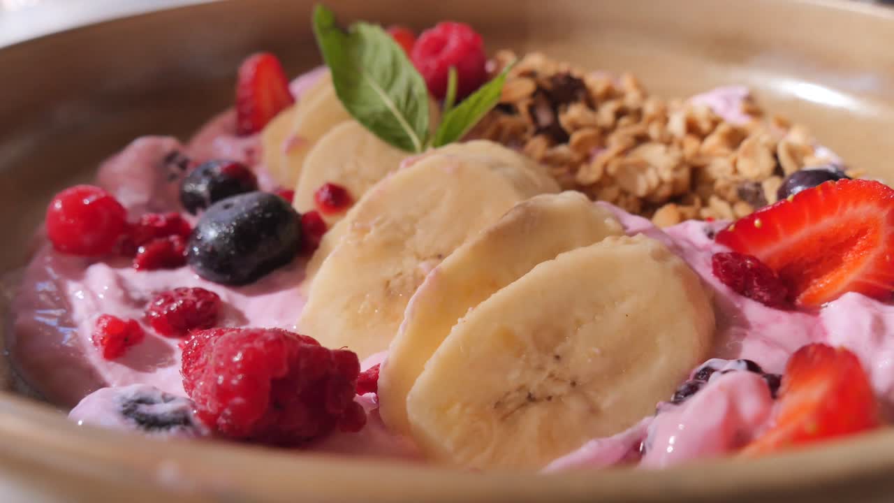 Coppa di yogurt con frutta e granola