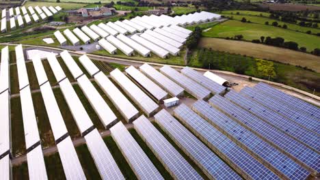 Luftaufnahme-Einer-Großen-Solarpanel-Array-Farm