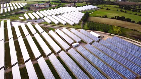 Toma-Aérea-De-Una-Gran-Granja-De-Paneles-Solares