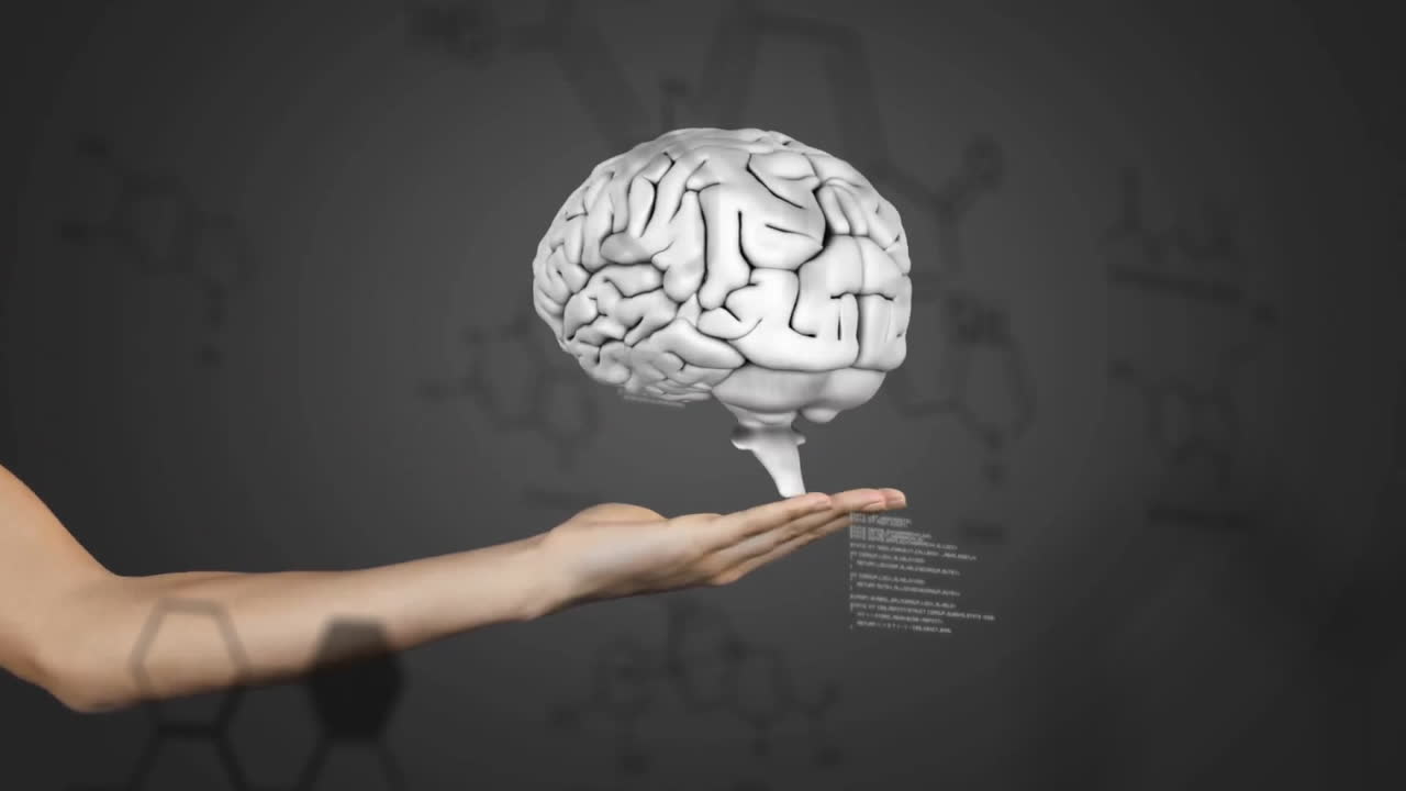 animación de cerebro giratorio en la mano sobre el procesamiento de datos en fondo negro