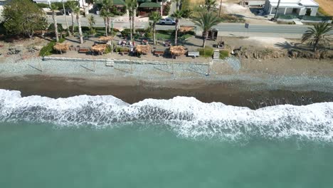 las olas que se rompen en las costas arenosas de chipre