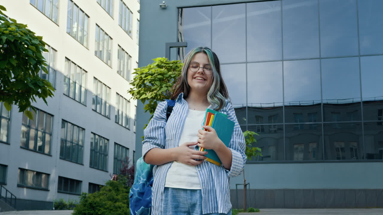 chica adolescente con libros