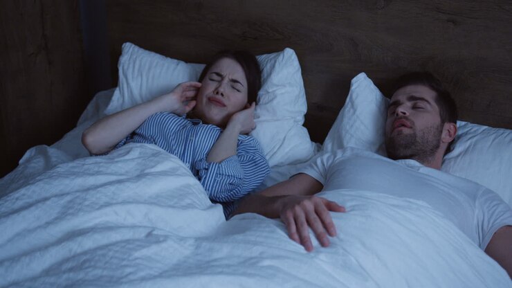 Pareja caucásica durmiendo en la cama por la noche.