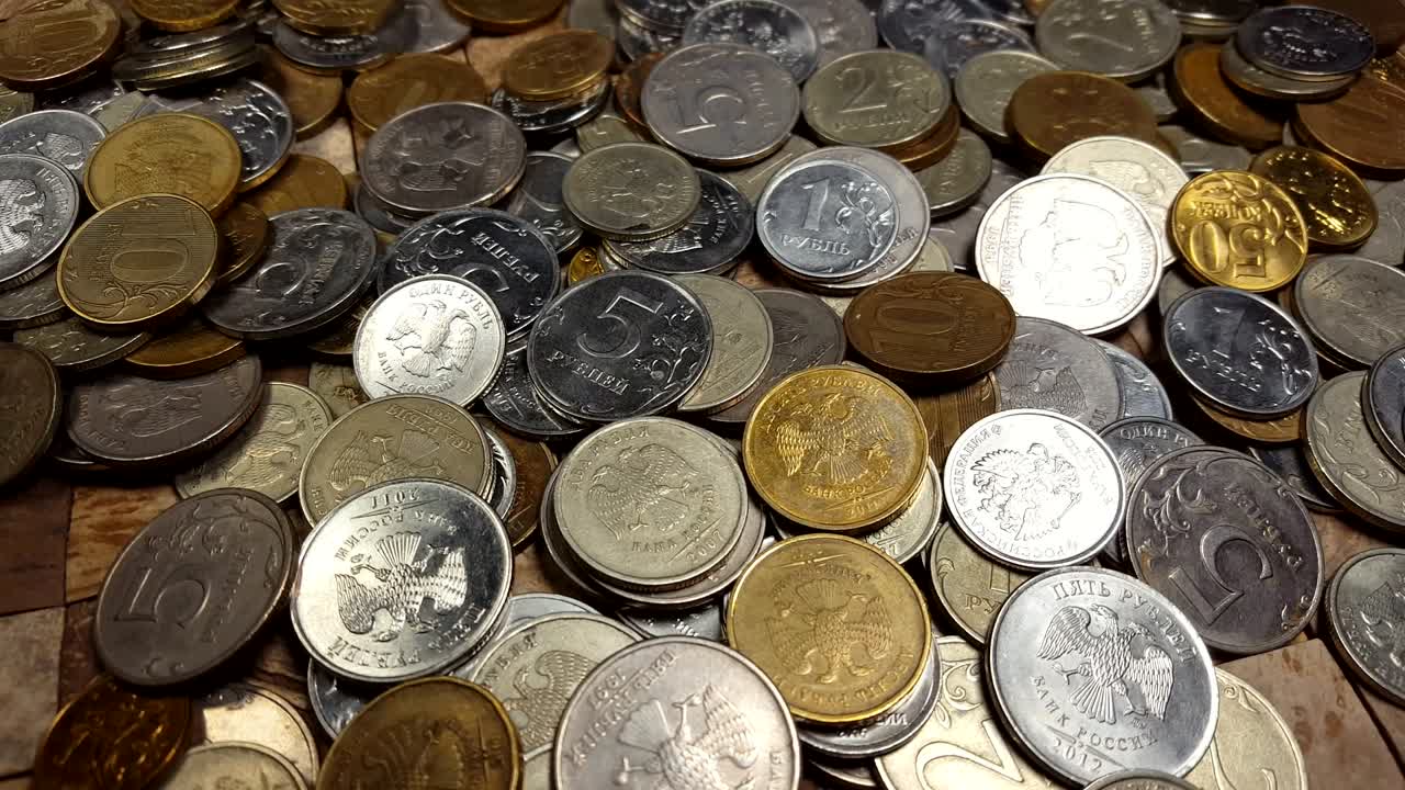 el dinero ruso gira en la mesa.