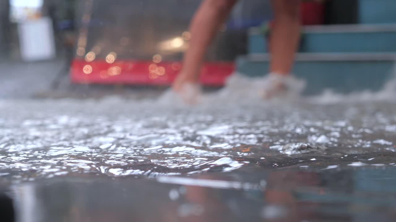 비가 오는 거리 장면