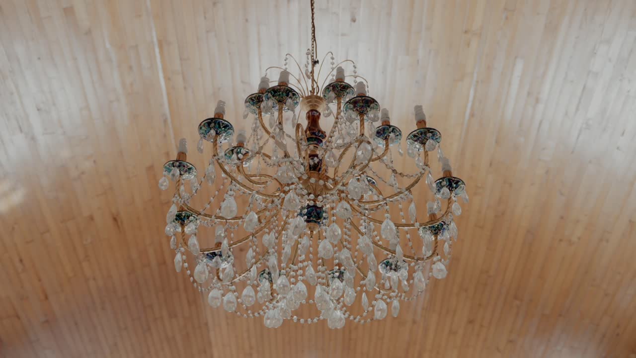 나무 천장에 매달린 고급스러운 크리스탈 들리어, 공간에 우아함을 추가