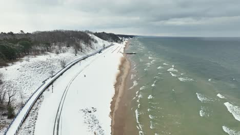 Eine-Straße-Entlang-Der-Küste-War-Wegen-Des-Turbulenten-Winters-Gesperrt