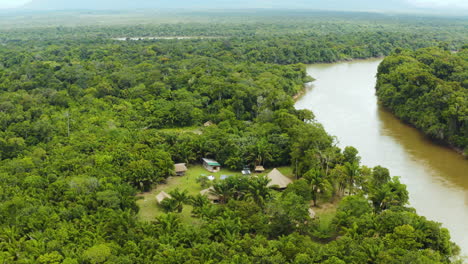 Magnífica-Toma-Aérea-De-La-Aldea-De-Rewa-A-Lo-Largo-De-Las-Orillas-Del-Río-Rewa-En-Guyana